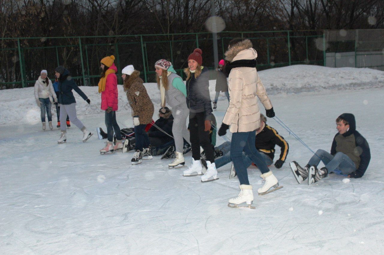 каток искра москва